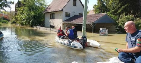 FOTO / VIDEO Ungaria sub ape: Într-un sat situat la nord de Budapesta, unde apele au ajuns între case, localnicii circulă cu bărcile