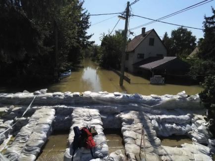 FOTO / VIDEO Ungaria sub ape: Într-un sat situat la nord de Budapesta, unde apele au ajuns între case, localnicii circulă cu bărcile