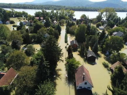 FOTO / VIDEO Ungaria sub ape: Într-un sat situat la nord de Budapesta, unde apele au ajuns între case, localnicii circulă cu bărcile