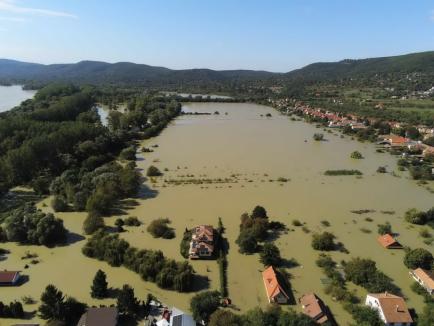 FOTO / VIDEO Ungaria sub ape: Într-un sat situat la nord de Budapesta, unde apele au ajuns între case, localnicii circulă cu bărcile