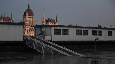 FOTO / VIDEO Ungaria sub ape: Într-un sat situat la nord de Budapesta, unde apele au ajuns între case, localnicii circulă cu bărcile