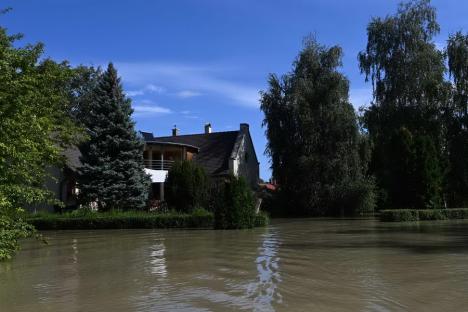 FOTO / VIDEO Ungaria sub ape: Într-un sat situat la nord de Budapesta, unde apele au ajuns între case, localnicii circulă cu bărcile