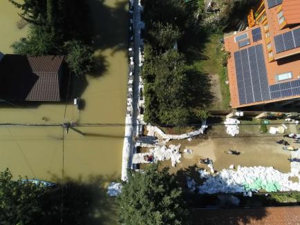 FOTO / VIDEO Ungaria sub ape: Într-un sat situat la nord de Budapesta, unde apele au ajuns între case, localnicii circulă cu bărcile