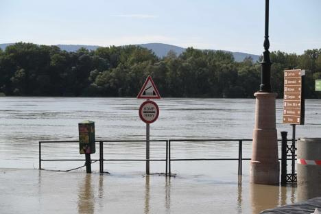 FOTO / VIDEO Ungaria sub ape: Într-un sat situat la nord de Budapesta, unde apele au ajuns între case, localnicii circulă cu bărcile