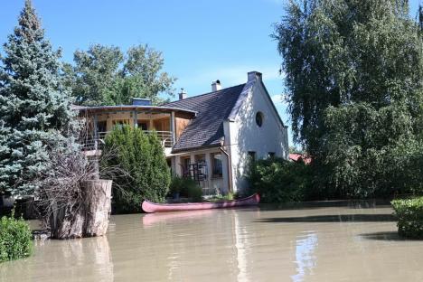 FOTO / VIDEO Ungaria sub ape: Într-un sat situat la nord de Budapesta, unde apele au ajuns între case, localnicii circulă cu bărcile