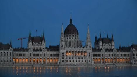 FOTO / VIDEO Ungaria sub ape: Într-un sat situat la nord de Budapesta, unde apele au ajuns între case, localnicii circulă cu bărcile