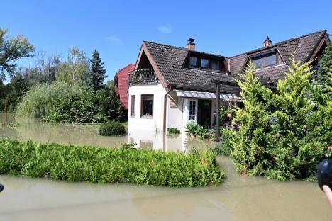 FOTO / VIDEO Ungaria sub ape: Într-un sat situat la nord de Budapesta, unde apele au ajuns între case, localnicii circulă cu bărcile