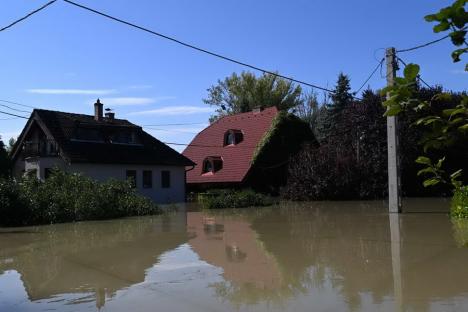 FOTO / VIDEO Ungaria sub ape: Într-un sat situat la nord de Budapesta, unde apele au ajuns între case, localnicii circulă cu bărcile