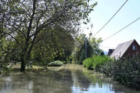 FOTO / VIDEO Ungaria sub ape: Într-un sat situat la nord de Budapesta, unde apele au ajuns între case, localnicii circulă cu bărcile