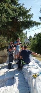 FOTO / VIDEO Ungaria sub ape: Într-un sat situat la nord de Budapesta, unde apele au ajuns între case, localnicii circulă cu bărcile