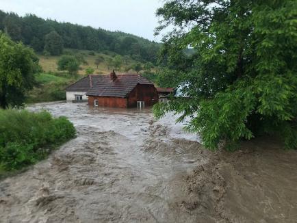 Inundaţiile din Bihor au produs pagube în 56 de localităţi. Acestea sunt evaluate, pentru despăgubirea celor afectați