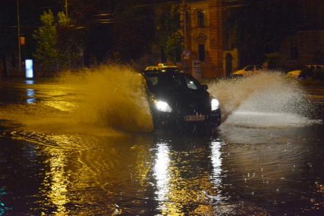 Oradea, sub furtună: Pasajul de la Crişul, inundat, magazinele arată ca după război (FOTO / VIDEO)