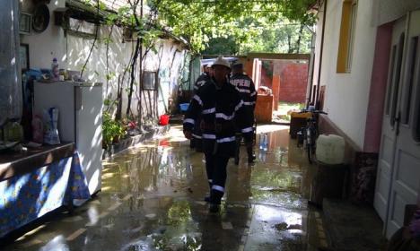 Bihorul în apă: Pompierii au scos apa din curţi, beciuri şi de pe şosele în şase localităţi din judeţ (FOTO)
