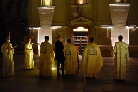 Premieră istorică. Creştinii ortodocşi şi greco-catolici orădeni au sărbătorit Învierea Domnului cu bisericile închise sub paza Poliţiei (FOTO / VIDEO)