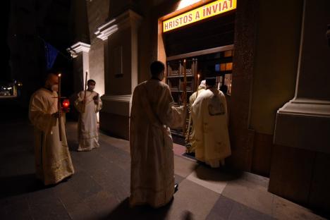 Premieră istorică. Creştinii ortodocşi şi greco-catolici orădeni au sărbătorit Învierea Domnului cu bisericile închise sub paza Poliţiei (FOTO / VIDEO)
