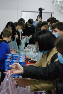 Au dus cadouri şi bucurie. Elevii din trei şcoli din Oradea au dăruit pachete pentru sute de copii sărmani din Bihor (FOTO)