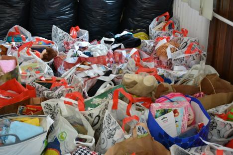 Au dus cadouri şi bucurie. Elevii din trei şcoli din Oradea au dăruit pachete pentru sute de copii sărmani din Bihor (FOTO)