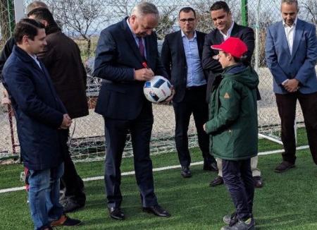Mang, vedeta de la ţară: Liderul PSD Bihor a dat autografe pe mingi la inaugurarea unui teren de sport la Ţeţchea