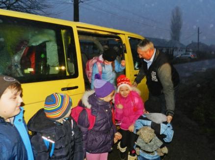 Parlamentar pe microbuz: Deputatul Ioan Roman face voluntariat ca şofer pe microbuzul şcolii din Cefa (FOTO)