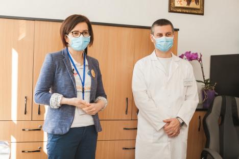Vaccinaţi de ministru: Ioana Mihăilă a administrat doze de ser anti-Covid la centrul drive-through din Oradea şi într-un cabinet din Oşorhei (FOTO / VIDEO)