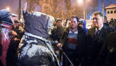 Preşedintele Iohannis a încercat să discute cu protestatarii din faţa Palatului Cotroceni (VIDEO)