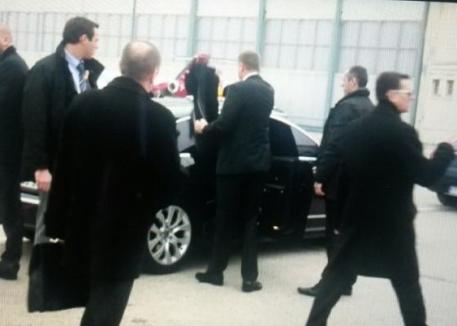 Iohannis şi-a trântit paltonul de plafonul limuzinei (VIDEO)