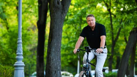 Iohannis, la plimbare cu bicicleta prin Bucureşti: 'Traficul din Capitală este infernal' (FOTO)