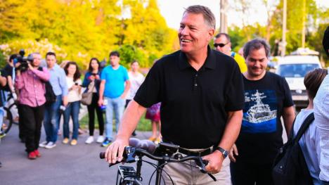 Iohannis, la plimbare cu bicicleta prin Bucureşti: 'Traficul din Capitală este infernal' (FOTO)