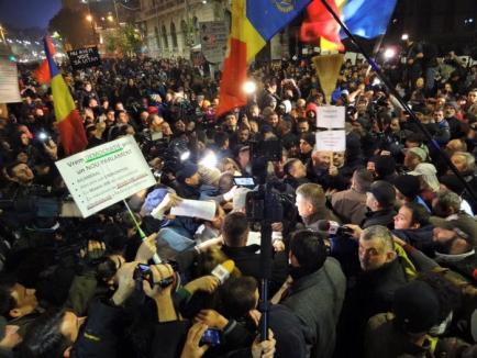 Klaus Iohannis s-a dus în Piaţa Universităţii. Unii protestatari i-au strigat: 'Ruşine să vă fie!'