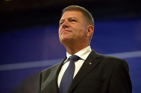 Klaus Iohannis a asistat la o slujbă la Catedrala Ortodoxă din Sibiu şi, apoi, le-a urat românilor: "La mulţi ani!"