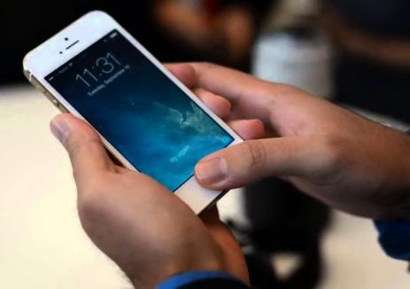 Scandalul telefoanelor încetinite: Apple riscă o pagubă de 999 miliarde de dolari