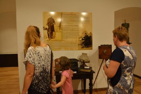 Istorie în cadre: Vizitatorii primului muzeu al fotografiei din ţară, deschis la Oradea, pot învăţa despre copilăria alb-negru, sepia şi color a acestei arte (FOTO)