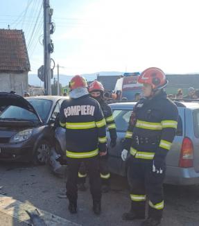 Accident cu trei mașini pe centura Aleșd. Două persoane au ajuns la spital (FOTO)