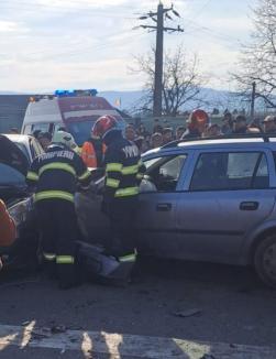 Accident cu trei mașini pe centura Aleșd. Două persoane au ajuns la spital (FOTO)