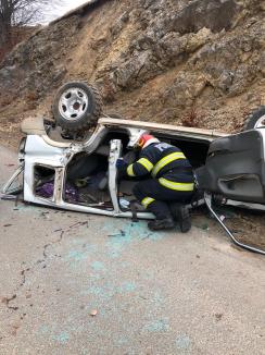 Accident mortal joi în Bihor! O mașină s-a răsturnat pe serpentine, a căzut 15 metri, iar șoferul a fost prins sub vehicul (FOTO)