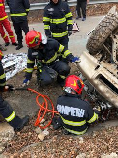 Accident mortal joi în Bihor! O mașină s-a răsturnat pe serpentine, a căzut 15 metri, iar șoferul a fost prins sub vehicul (FOTO)
