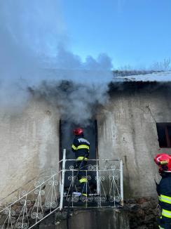 Un bihorean a fost grav rănit într-un incendiu care i-a cuprins casa (FOTO)
