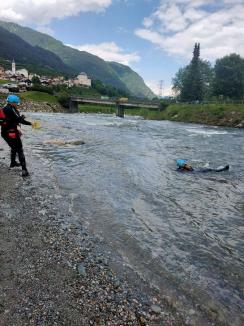 Pompieri din Bihor au învățat în Italia cum să salveze oameni din ape repezi (FOTO)