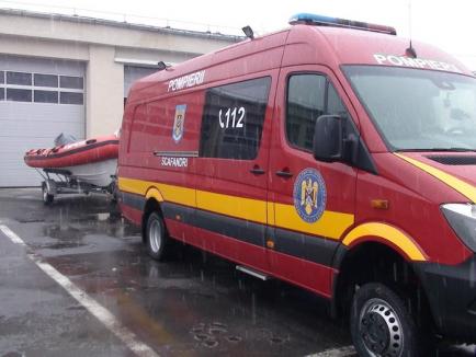 Cadou de an nou: Pompierii bihoreni au primit bărci şi echipamente pentru intervenţii la inundaţii (FOTO)