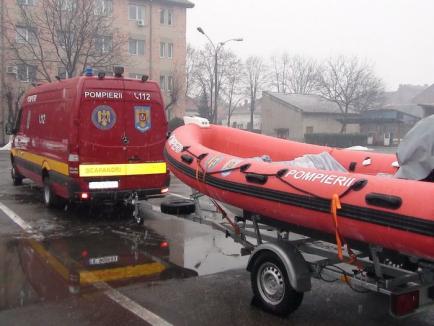 Cadou de an nou: Pompierii bihoreni au primit bărci şi echipamente pentru intervenţii la inundaţii (FOTO)