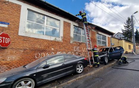 Un BMW s-a făcut scrum, pe o stradă din Oradea (FOTO / VIDEO)