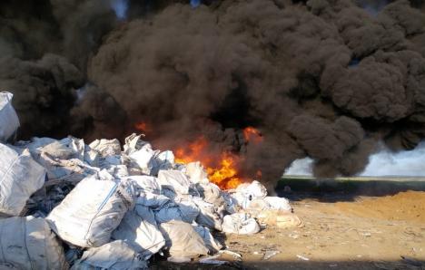 ISU Crişana: Incendiul din Nojorid a fost stins, cauza nu a fost încă stabilită (FOTO / VIDEO)