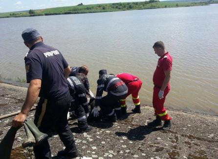 Un tânăr de 32 de ani a murit în lacul din Sântimreu. Ieșise la pescuit
