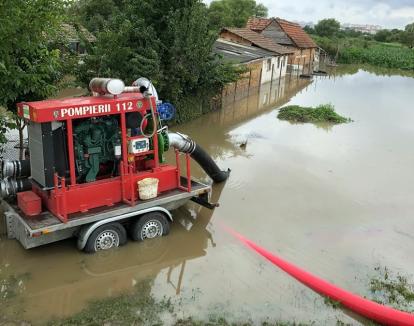 Pompierii bihoreni intervin pentru combaterea inundaţiilor din Sibiu (FOTO)