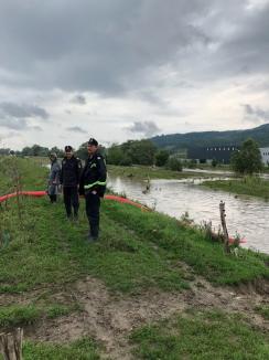 Pompierii bihoreni intervin pentru combaterea inundaţiilor din Sibiu (FOTO)