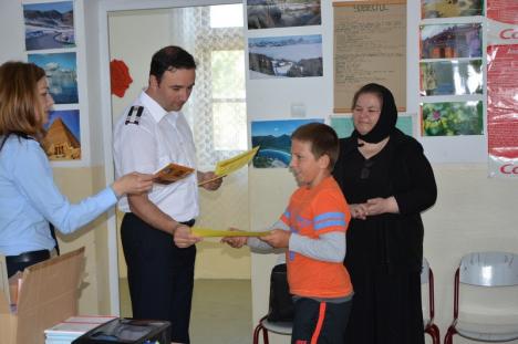 Pompierii bihoreni 'salvează' dragostea de carte: Au donat cărţi elevilor din trei şcoli rurale (FOTO)