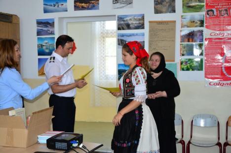 Pompierii bihoreni 'salvează' dragostea de carte: Au donat cărţi elevilor din trei şcoli rurale (FOTO)