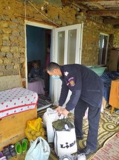 Pompierii au „salvat” sărbătorile pentru 10 familii sărmane din Bihor (FOTO)
