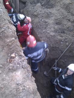 Un muncitor care lucra la canalizarea din Grădinari a murit, sub un mal de pământ