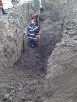 Un muncitor care lucra la canalizarea din Grădinari a murit, sub un mal de pământ